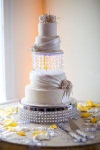See the wedding cake with all your senses with Sterling Sensuous Photos. 